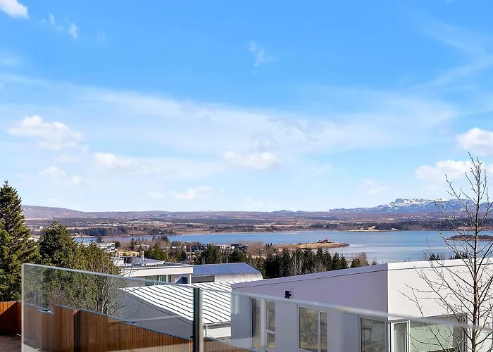 Luxurious Villa With Stunning Lake Views